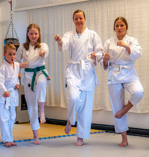 Erwachsene beim Training am Boxsack