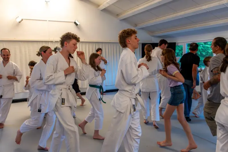 Jugendliche beim Partnertraining im Dojo
